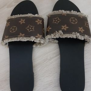 🎈SOLD🎈  Brown Flower Print Slides
